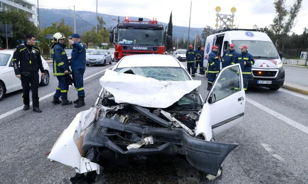 «Ο οδηγός βγήκε με αίματα στο στόμα» - Μαρτυρίες για την φονική καραμπόλα με τους 3 νεκρούς και 3 τραυματίες στην Κατεχάκη (βίντεο)